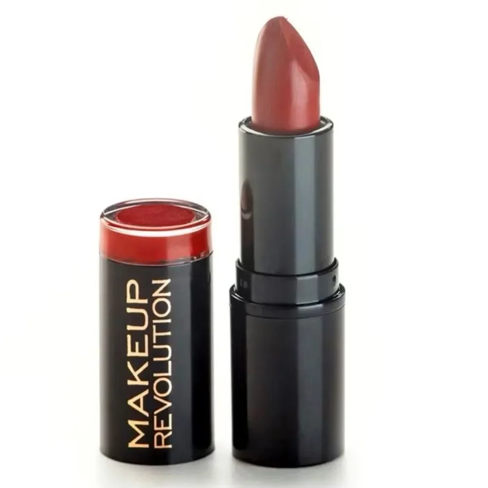 Make up Revolution lipstick Reckless burnt red